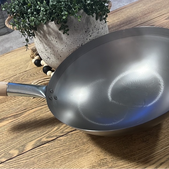 Crucible Cookware 14” Cast Iron Wok - Picture 3 of 4